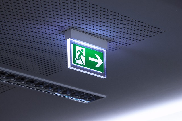 emergency-exit-4168808_640 instrukcje przeciwpożarowe