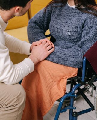 Asystent osoby niepełnosprawnej – zawód, który daje realną niezależność Tobie i Twoim podopiecznym Asystent osoby niepełnosprawnej